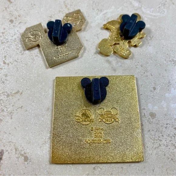 Disney Mickey Mouse Memories Pin Set August Limited Edition - Picture 2 of 3